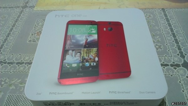 HTC One (M8) : des photos dévoilent le modèle rouge et son coffret