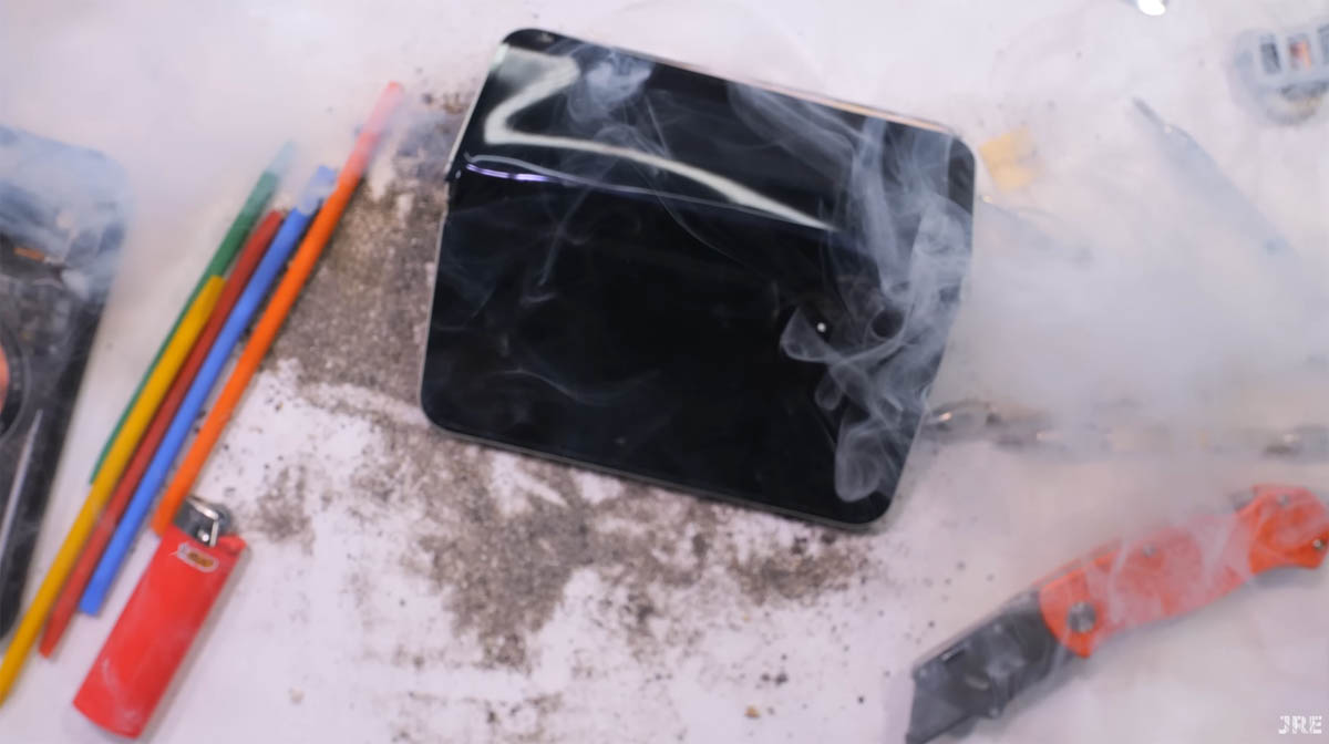 Google Pixel 10 Pro Fold JerryRigEverything