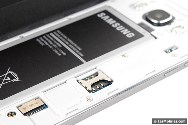 Samsung Galaxy J5 : batterie et ports SIM/microSD