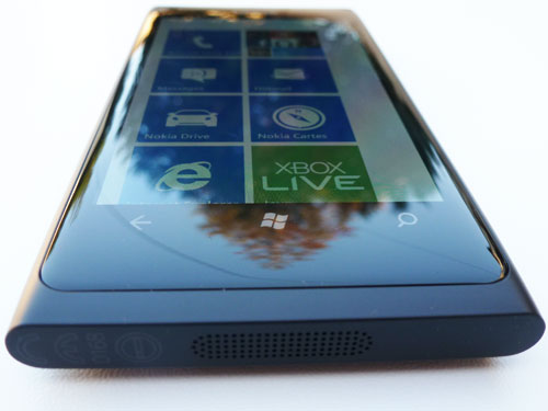 test Nokia Lumia 800 windows phone 7.5 mango 8 mégapixels design polycarbonate écran 3,7 pouces convexe Nokia drive nokia maps nokia cartes Nokia music