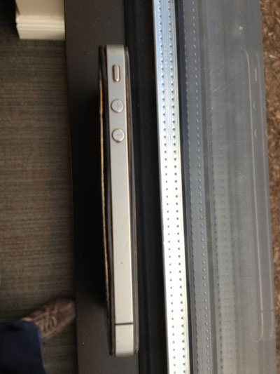 photos d'un iPhone qui a survécu 6 mois à près de deux mètres sous l'eau dans un lac