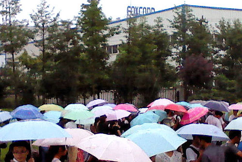 file d'attente devant l'usine Foxconn de Chengdu, pour le début de la production de l'iPhone 5 et de l'iPad Mini