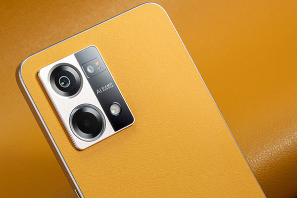 Le smartphone Oppo Reno7 version simili cuir orange à base de fibre de verre disponible en exclusivité sur le site Amazon