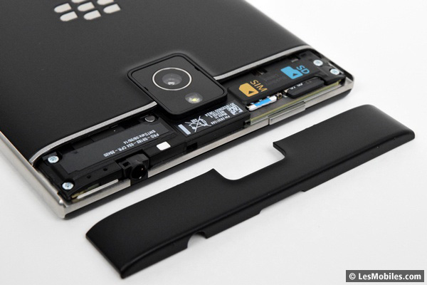 BlackBerry Passport : emplacements SIM et microSD