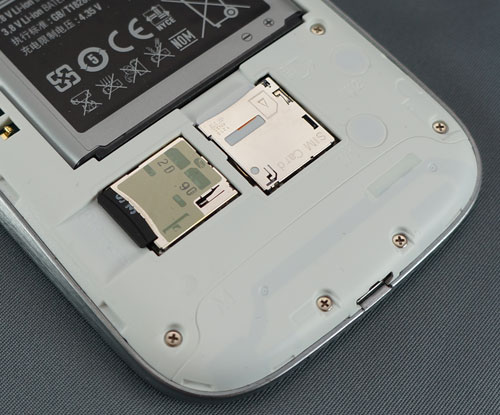 Test Samsung Galaxy S3 : emplacement cartes microSIM et microSD