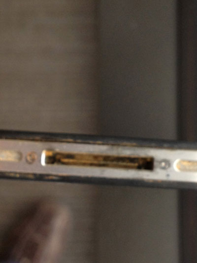 photos d'un iPhone qui a survécu 6 mois à près de deux mètres sous l'eau dans un lac