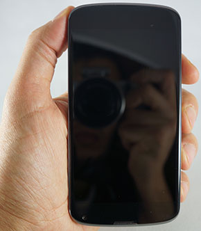Test Google Nexus 4 : smartphone de face renversé