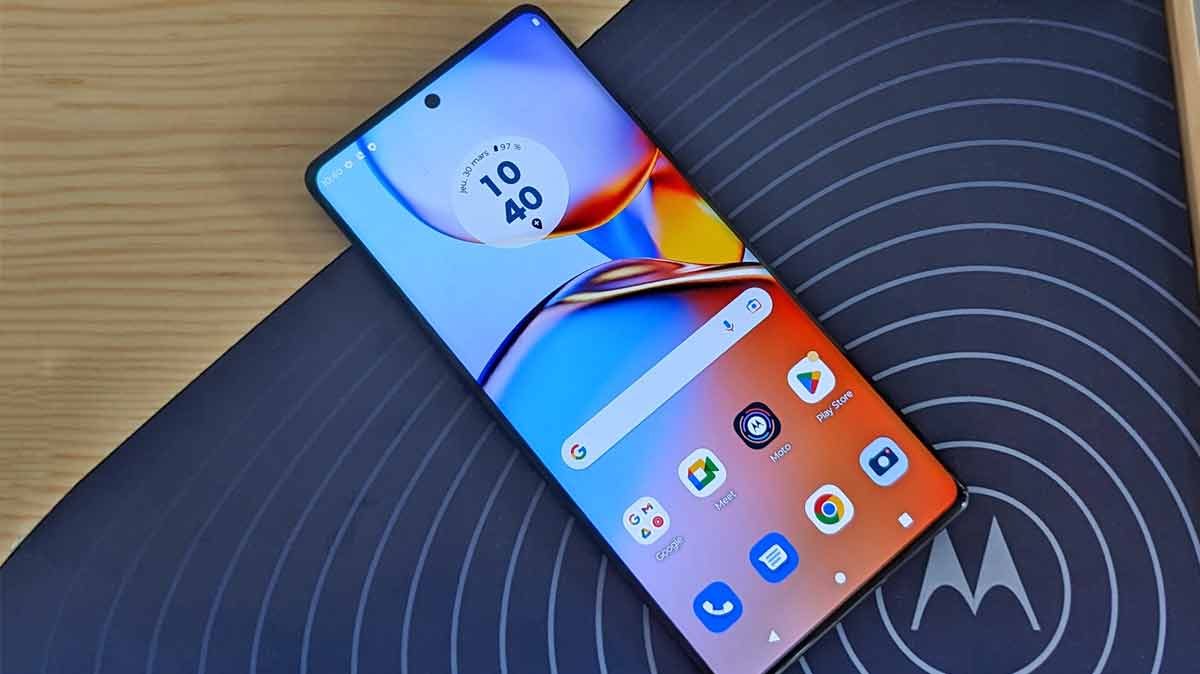 Prise en main rapide du smartphone Motorola edge40 Pro : un design très abouti, une grande fluidité et une impression de finesse