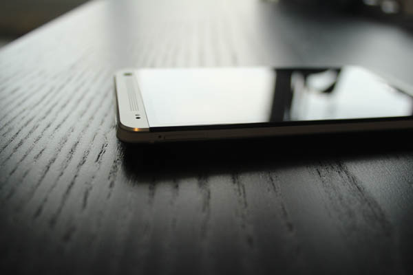 HTC One : côté gauche