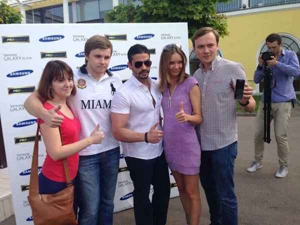 Samsung Galaxy Alpha dans les mains d'un invité