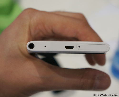 Nokia Lumia 900 blanc Nokia Lumia 800 blanc comparatif photo (MWC 2012