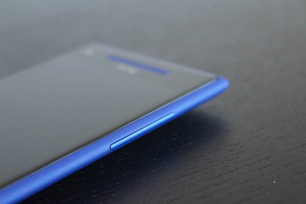 HTC Windows Phone 8X : tranche droite