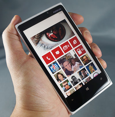 Test Nokia Lumia 920 : smartphone dans la main