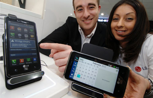 LG WCD-800 : un chargeur sans fil qui sert aussi de support pour les smartphones (MWC 2012)