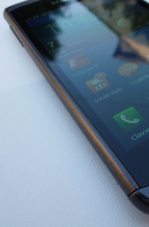 Test Samsung Galaxy Wave 3 processeur 1,4 GHz dos coulissant écran super amoled 4 pouces 5 mégapixels Bada 2.0 Live Panel Samsung Apps