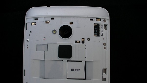 HTC One Max : carte microSD et mini SIM