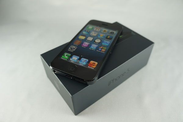 Test iPhone 5 : smartphone sur sa boîte