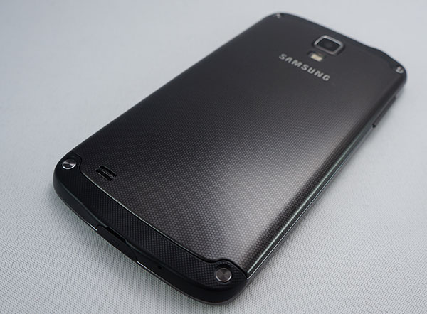 Samsung Galaxy S4 Active : smartphone couché de dos
