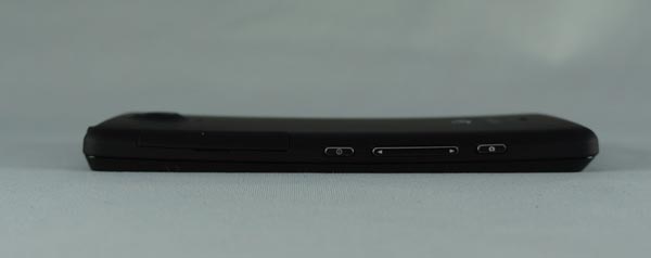  Sony Xperia T : tranche droite