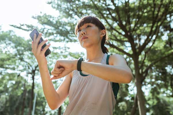 Laisser son smartphone au soleil : quels sont les risques ?