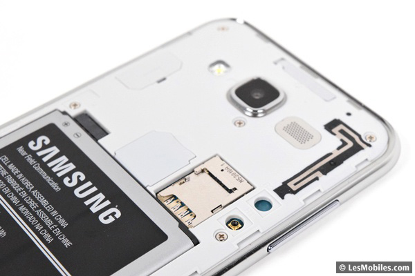 Samsung Galaxy J5 : emplacements SIM et microSD