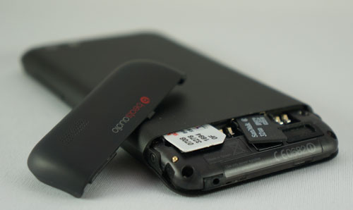 Test HTC One V : emplacement carte SIM et microSD