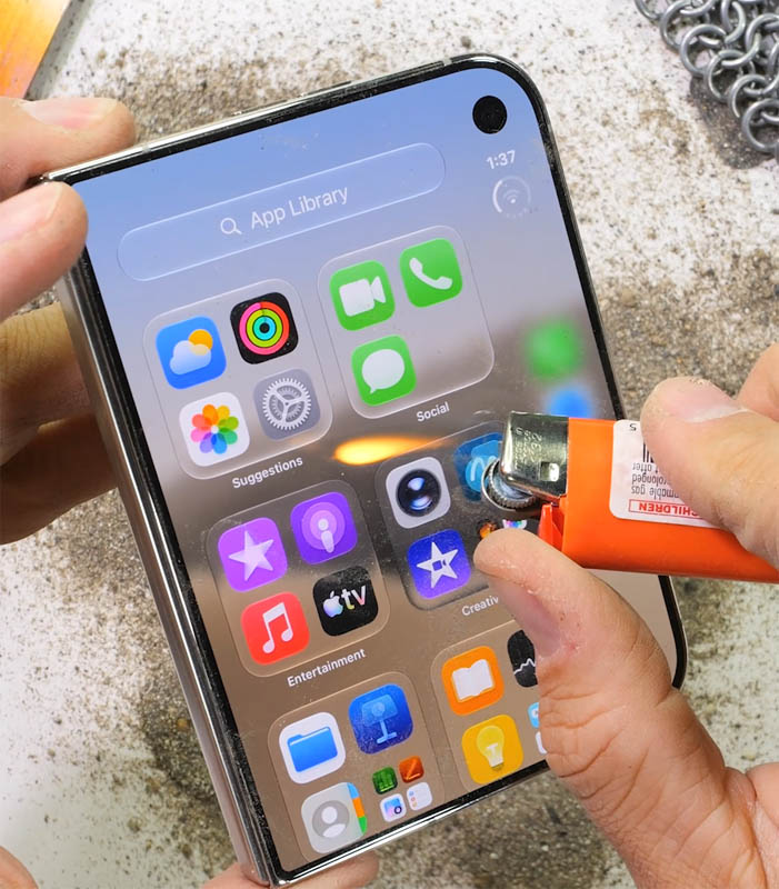 iPhone Duo JerryRigEverything flamme