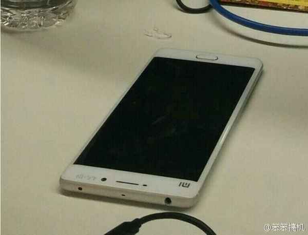 Le Xiaomi Mi 5 se montre à nouveau, mais en blanc