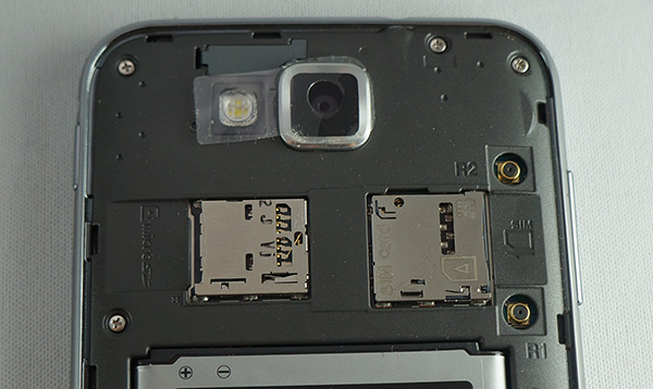 Samsung Ativ S : carte SIM + carte mémoire microSD
