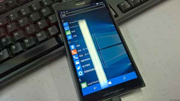 Microsoft Lumia 940 / 940 XL : un prototype se montre sur la toile