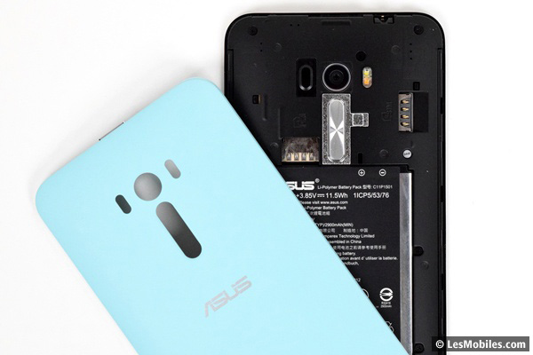 Asus ZenFone Selfie ouvert avec ports SIM et microSD visibles