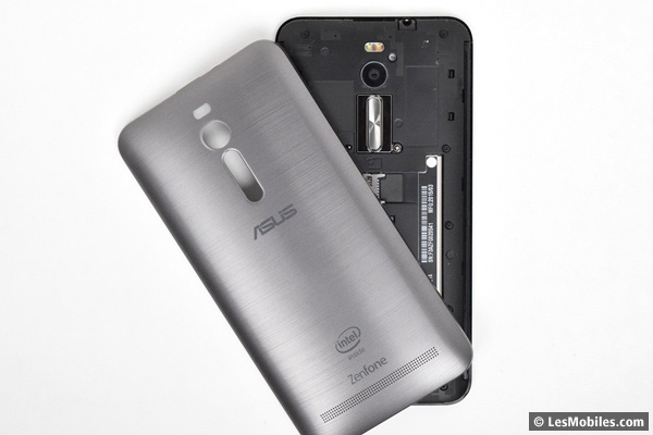 Asus Zenfone 2 : capot ouvert