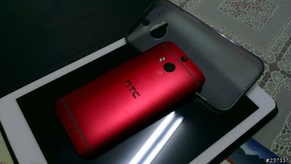 HTC One (M8) rouge : arrière