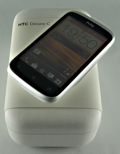 Test HTC Desire C : smartphone posé sur sa boite