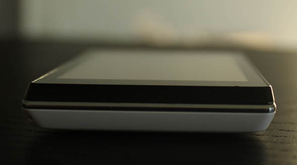 Sony Xperia J : tranche inférieure