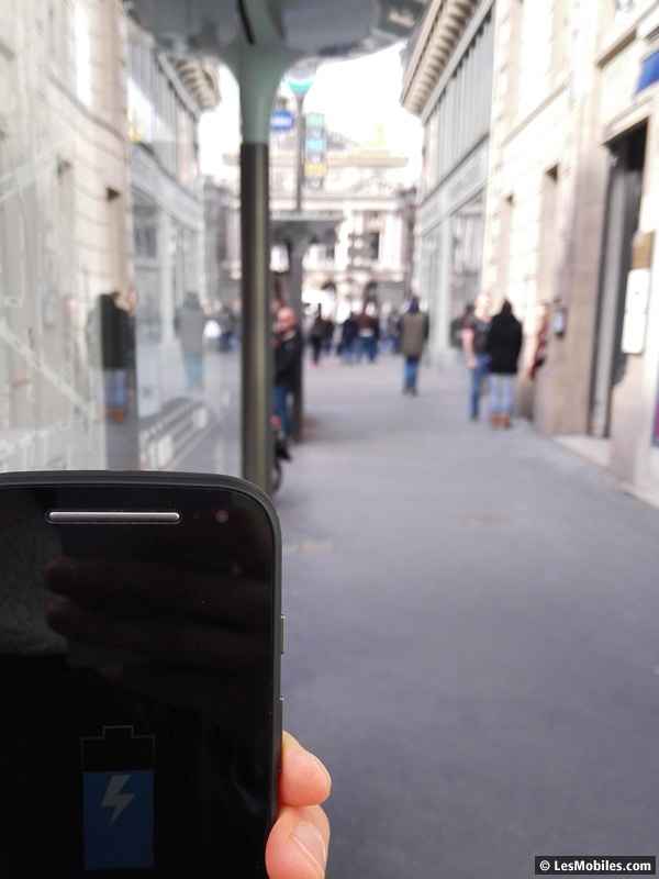 Smartphone en charge sur l'abribus