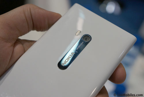 Nokia Lumia 900 blanc Nokia Lumia 800 blanc comparatif photo (MWC 2012