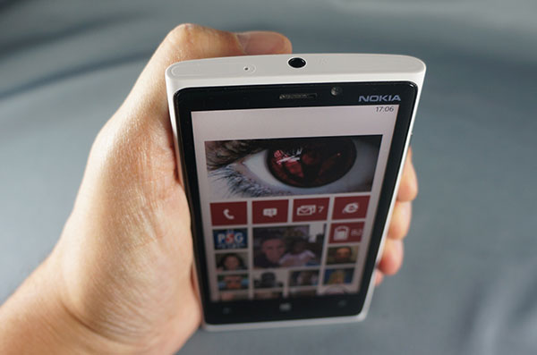 Test Nokia Lumia 920 : smartphone dans la main