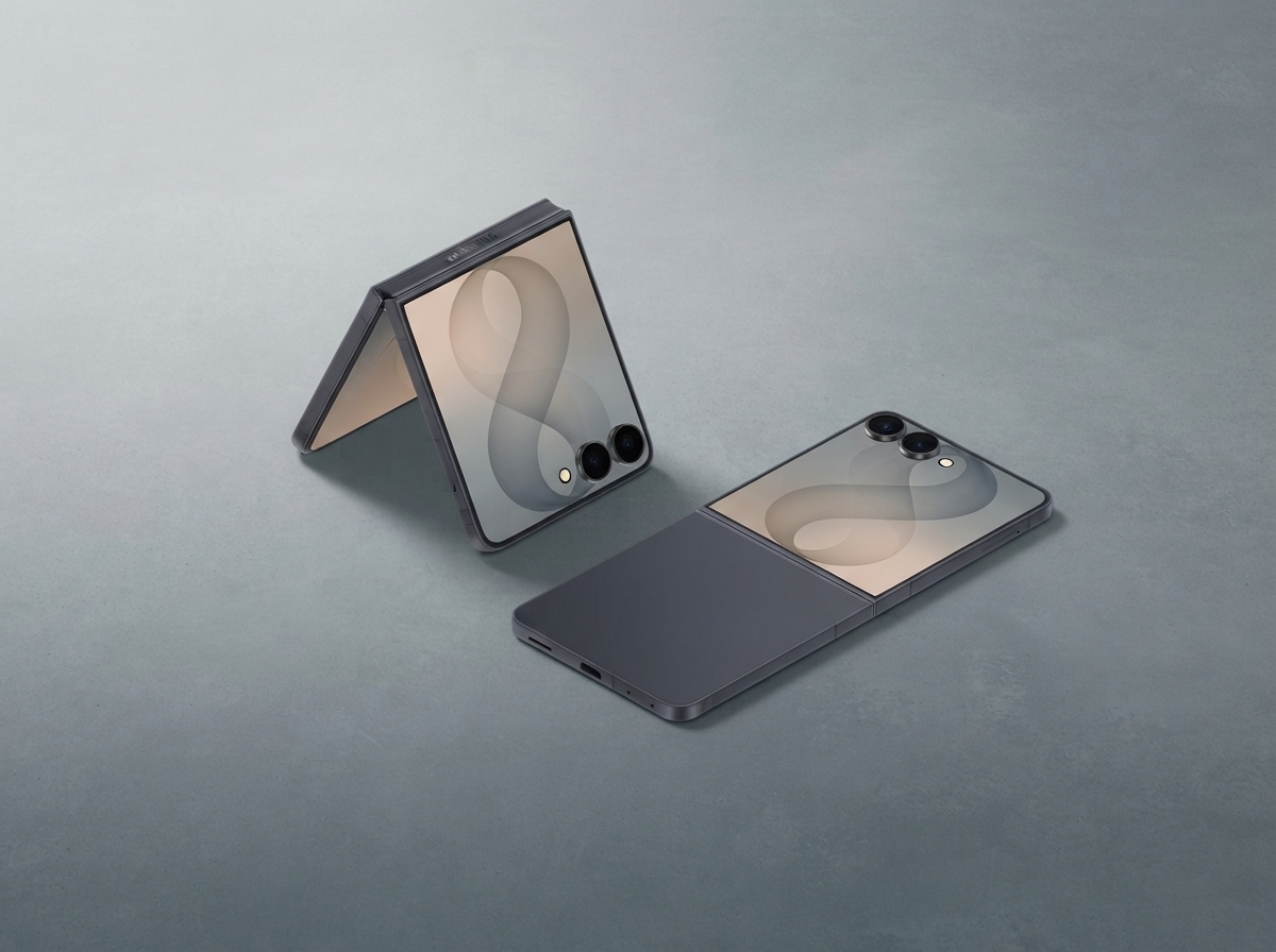 Deux smartphones pliables Samsung Galaxy Z Flip posés sur une surface grise.