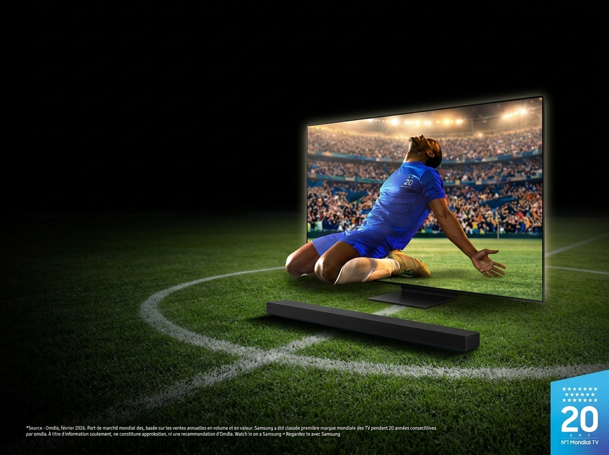 Téléviseur Samsung affichant un joueur de football sur un terrain, avec une barre de son placée devant.
