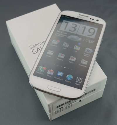 Test Samsung Galaxy S3 : smartphone sur sa boite