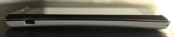 Sony Xperia J : côté gauche
