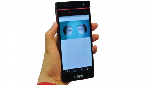 Fujitsu dévoile un scanner de l'iris pour smartphones (MWC 2015)