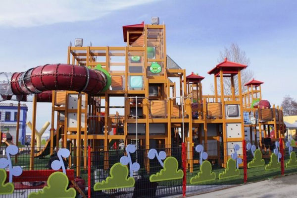 Angry Birds Space : un record de téléchargements et un parc d'attraction