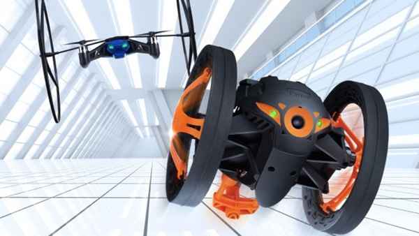 Parrot Jumping Sumo et MiniDrone : deux nouveaux jouets pour grands enfants (CES 2014)