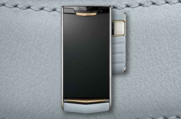 Vertu étoffe ses collections Aster et Nouveau Signature Touch